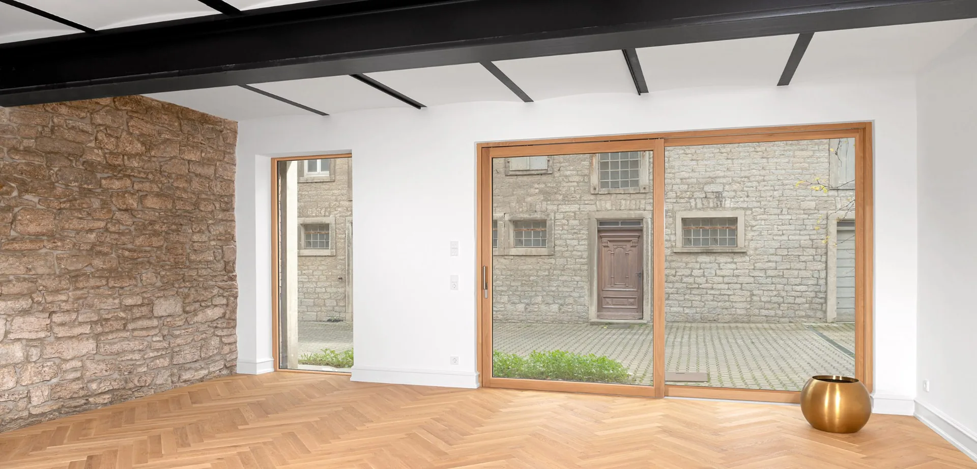 Corredera elevable DÖPFNER abierta hacia una terraza