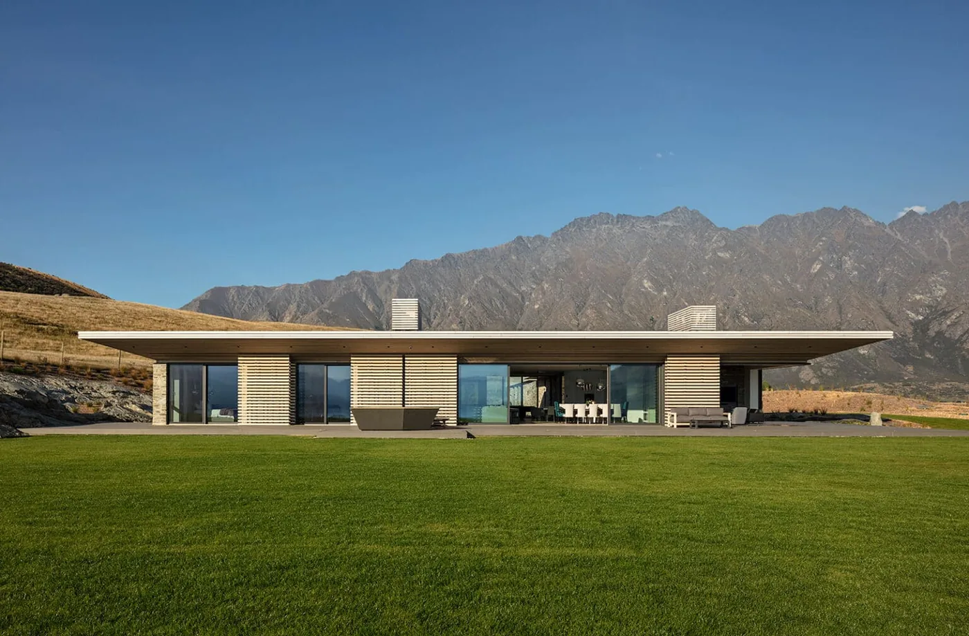 Vivienda con ventanas de madera-aluminio DÖPFNER en un jardín
